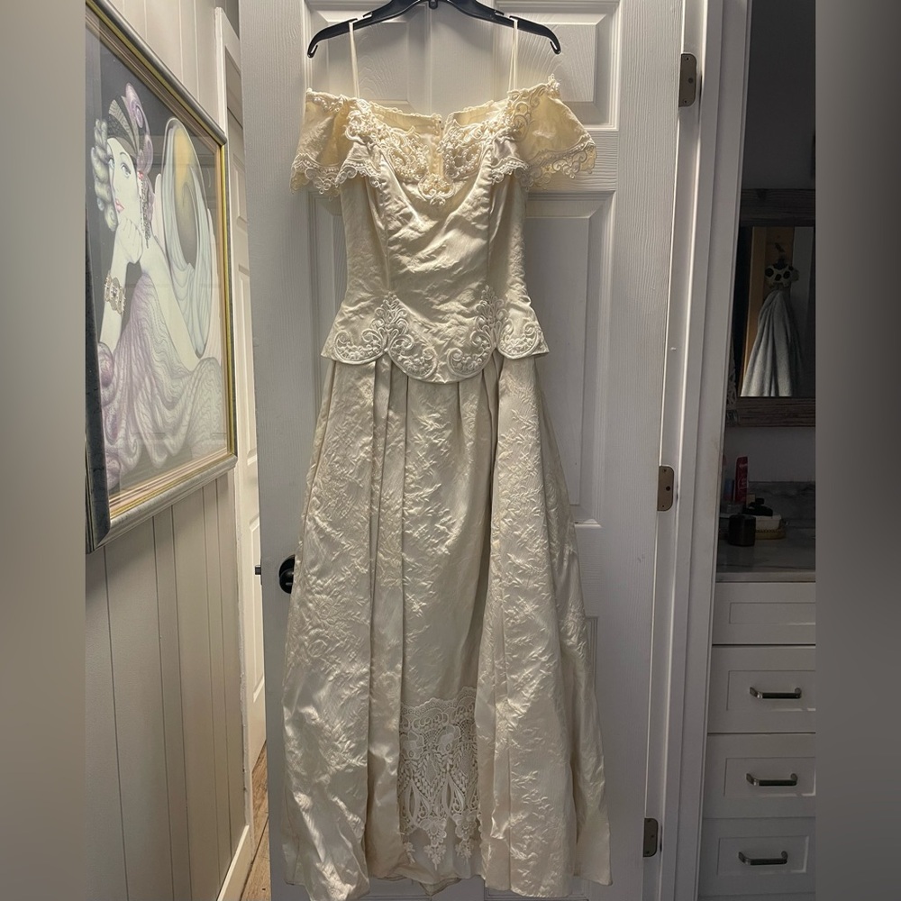 Elegant 90’s Lace Off-Shoulder Jessica McClintock Gown
